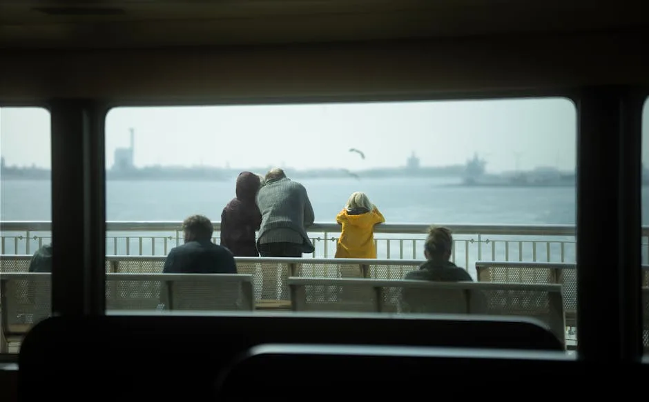 Passagiere lehnen am Geländer einer Fähre, Blick aufs Meer bei Neapel