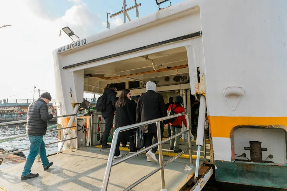 Passagiere steigen auf eine Fähre im Hafen von Neapel ein