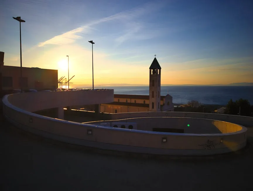 Sonnenuntergang über Neapel mit Rundrampe und Kirchturm am Meer