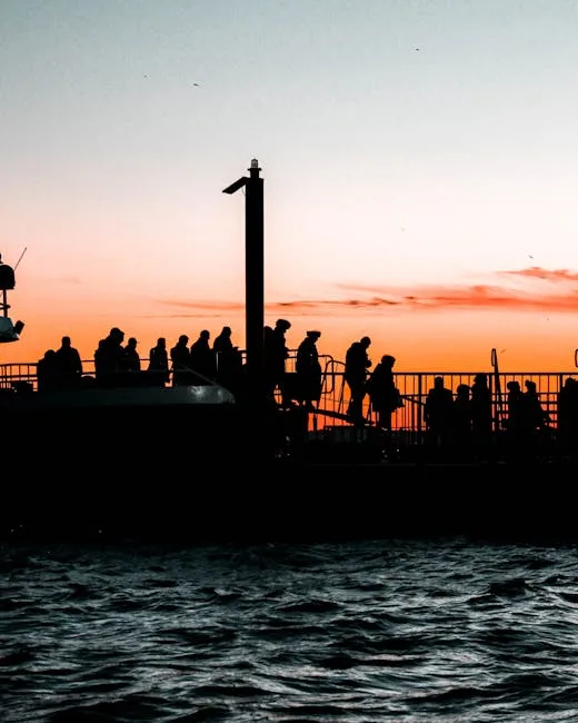 Silhouetten von Passagieren auf einer Fähre in Neapel bei Sonnenuntergang