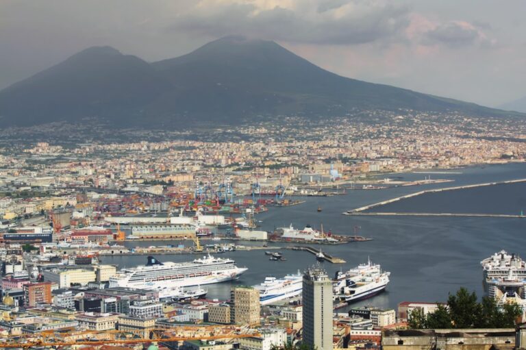 Balades en bateau pour familles Naples travel tourism landmark