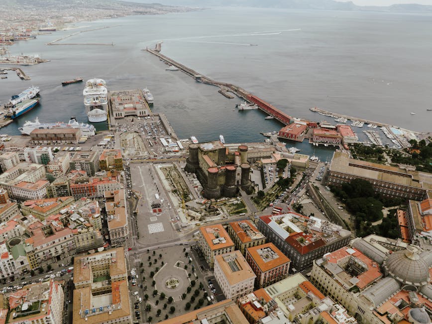 Comment comparer ferry et hydropt Naples travel tourism landmark