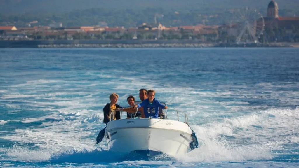 Vier Personen in Motorboot auf dem Meer vor Neapels Küste.