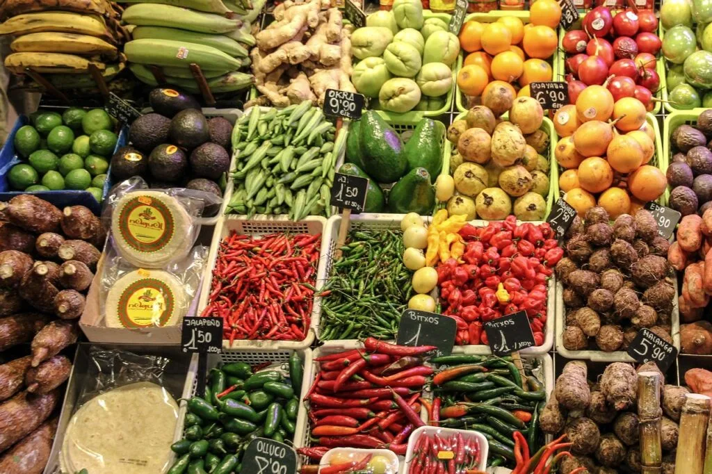 Bunte Obst- und Gemüseauslage auf dem Markt in Neapel
