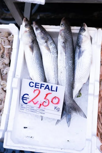 Frische Cefali auf Eis mit Preisschild auf neapolitanischem Markt