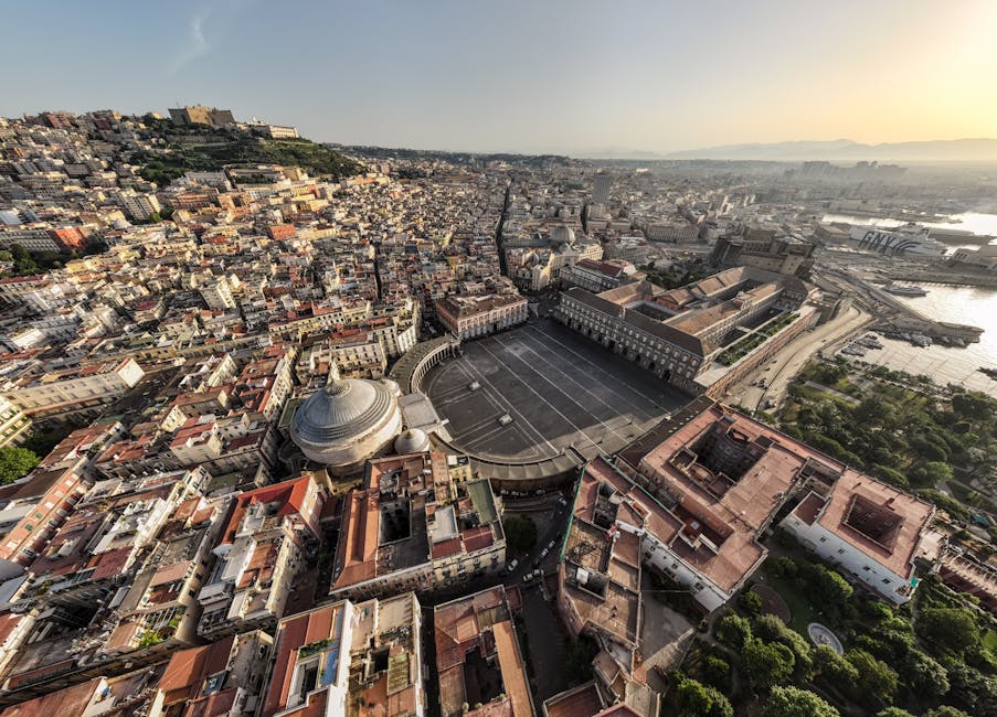 Piazza del Plebiscito al tramonto a Napoli