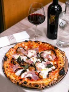 Top 10 pizzerias napolitaines traditionnelles Naples travel tourism landmark