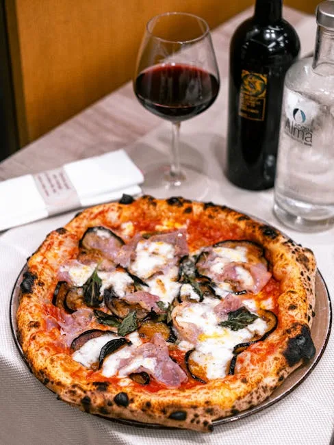 Top 10 pizzerias napolitaines traditionnelles Naples travel tourism landmark