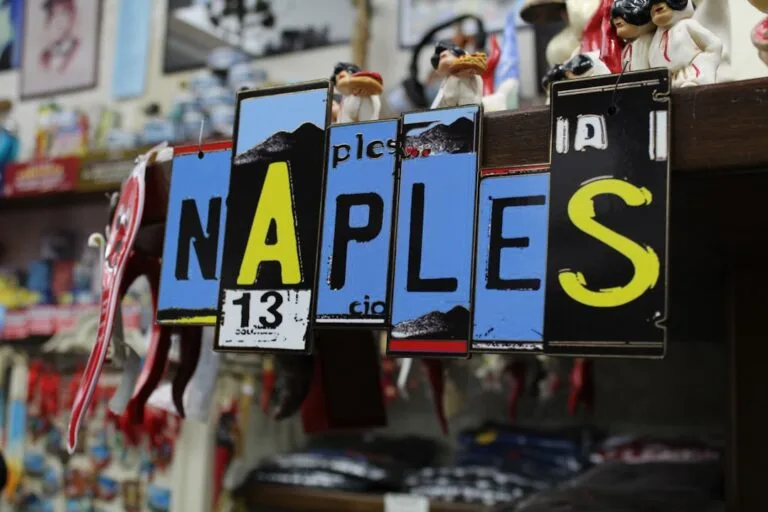 Itin raire shopping artisanal pr Naples travel tourism landmark